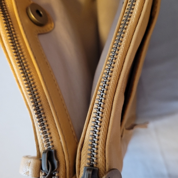 MAKE AN OFFER  Lucky Brand Leather Crossbody Bag Purse. Exclnt!! - Picture 15 of 16